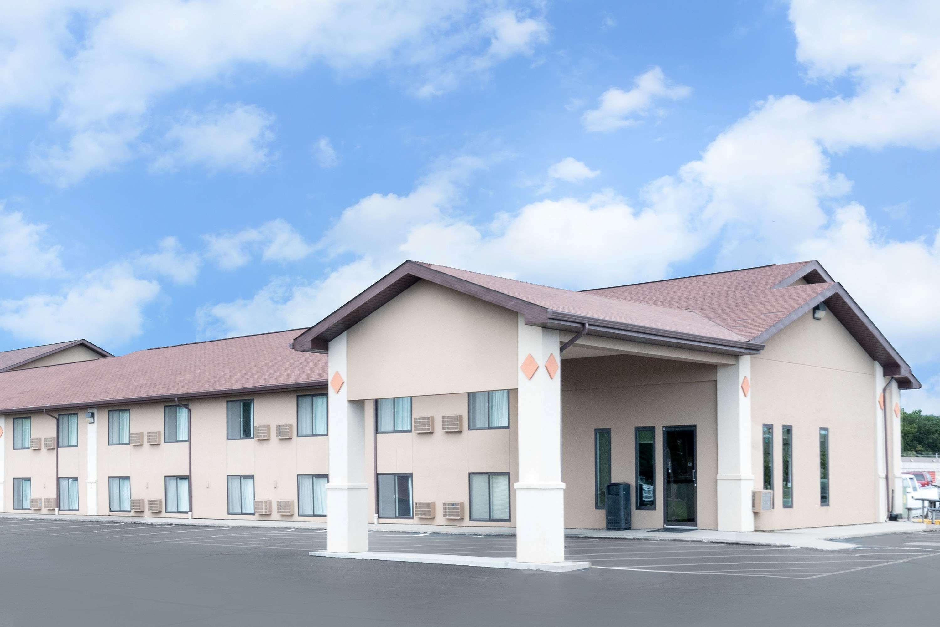 Super 8 By Wyndham Huron Εξωτερικό φωτογραφία