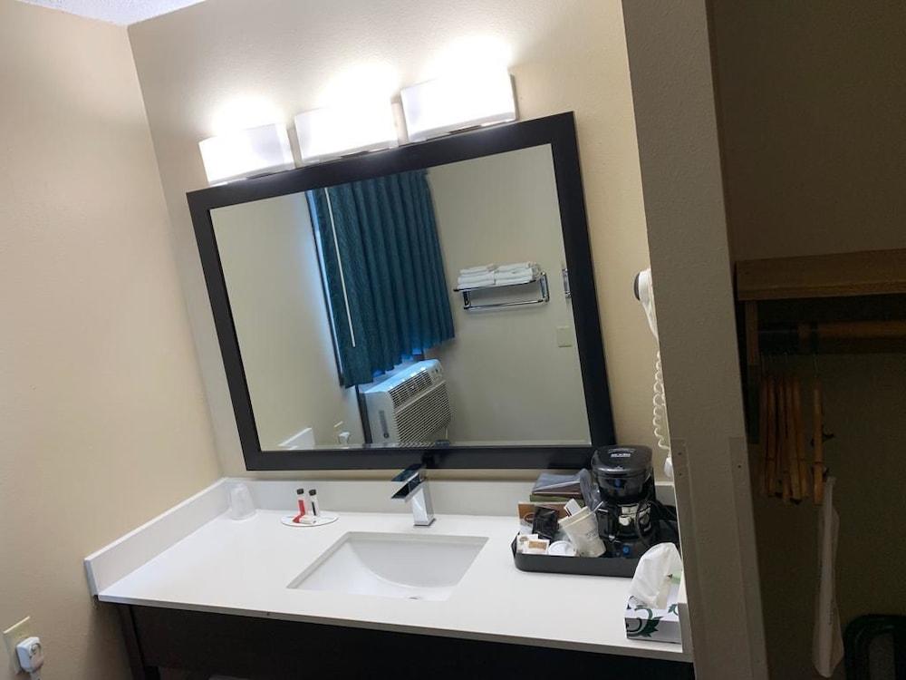 Super 8 By Wyndham Huron Εξωτερικό φωτογραφία